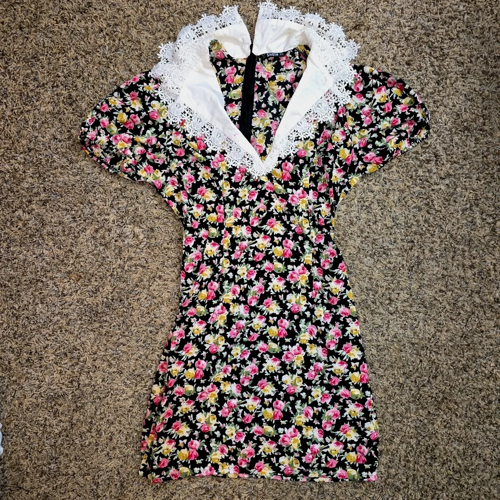 Floral Puff Sleeve Dress with Lace Collar, Medium – Vintage Cottagecore - Picture 2 of 5